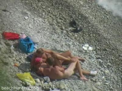 На берегу моря трио решило позаниматься сексом.Обнаженные ребята начали друг друга ласкать,а затем перешли к более полезным для популяции России действиям.Групповуха на пляже.