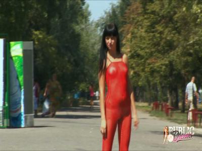 Симпатичная русская девушка в красном эротическом белье ходит по улице и показывает своё тело нагишом, её не смущают взгляды публики.