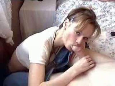 Русский минет - домашнее видео молодой парочки. Камера засняла как девушка сделала мужику минет в домашней обстановке и получила сперму в рот.
